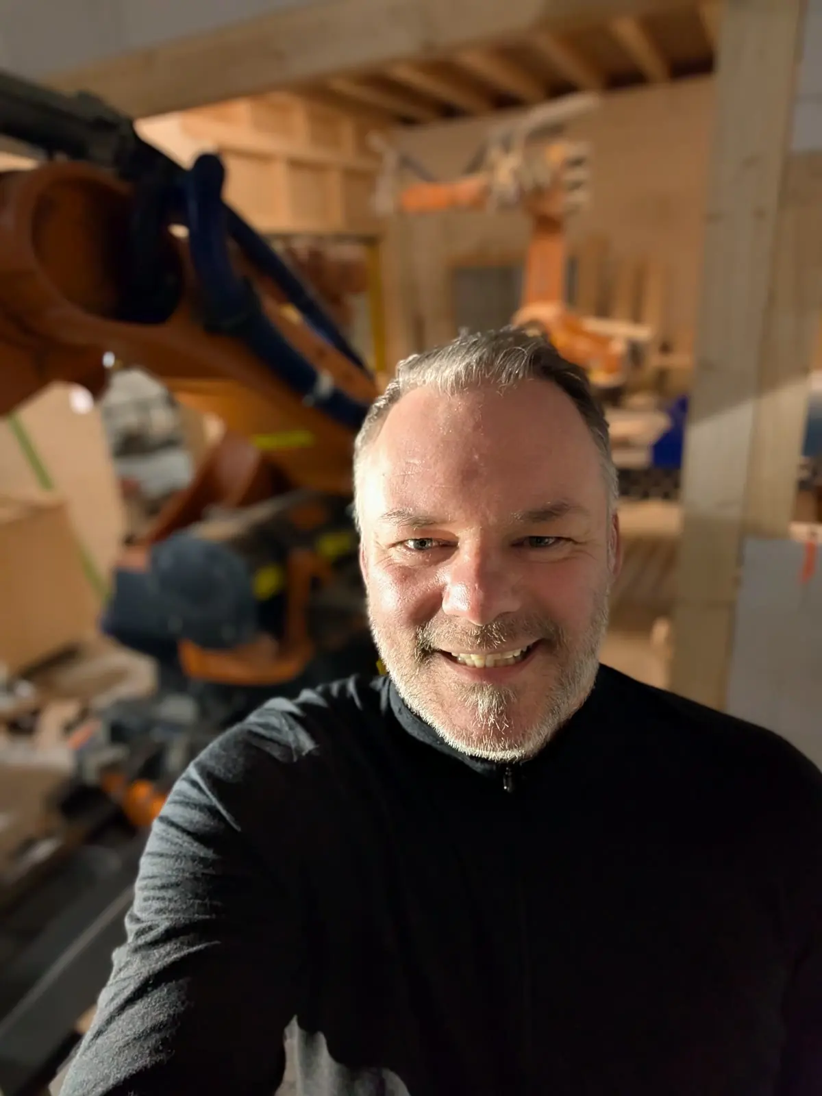 Jürgen „Joschy“ Henschel in der Werkhalle vor dem Roboter