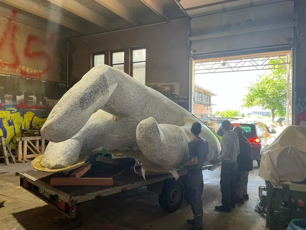 Großformatige Skulptur wird aus der Werkhalle ausgeliefert