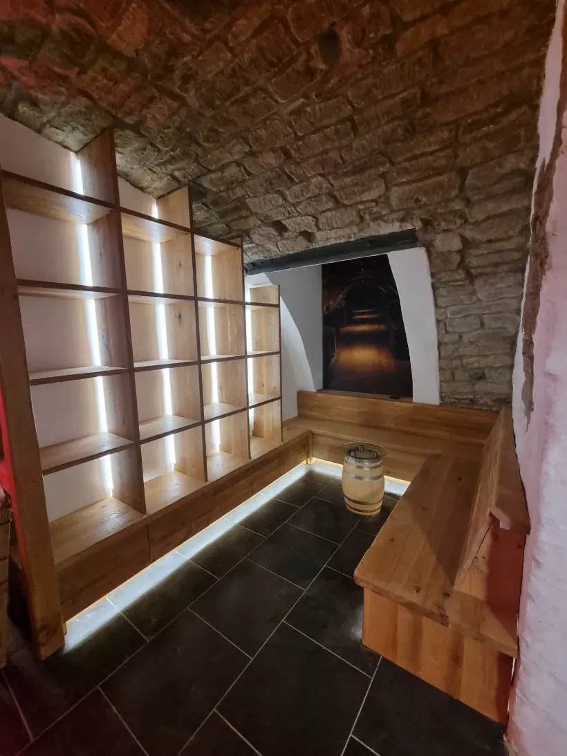 Eichen-Einbauten mit Lichtfugen in einem Gewölbekeller