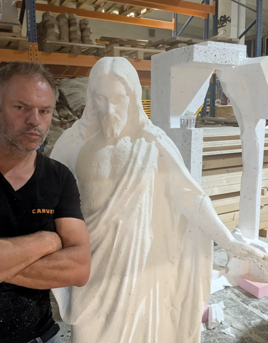 Großformatige Skulptur in der Werkstatt